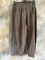 Load image into Gallery viewer, Needle cord Barrel Trousers
